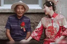 65秒｜看哭了！威海这位爷爷好奇家里来人 却不知道孙女结婚图片