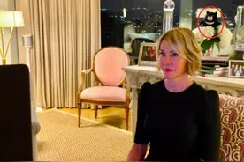 就这么个黑熊玩偶，蔡英文就高兴得不行了图片