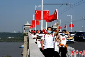 游客打卡武汉长江大桥图片