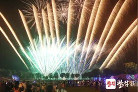 视频 | 璀璨绚丽烟花秀，祝福祖国更美好图片