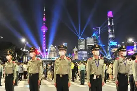 上海外滩：武警官兵组成人墙引导游客图片