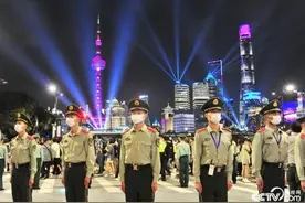 上海外滩：武警官兵组成人墙引导游客图片