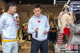 张继科在上海与球迷互动秀球技图片