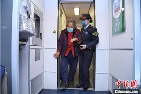 列车长夫妻站台上四分钟的团圆：女儿给的糖定位家的方向图片