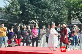 萌娃汉服走秀“不倒翁美女”现场互动 白马涧国潮文化节精彩上演图片