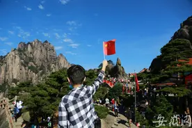 国庆第一天｜黄山风景区迎客近6000人 本地道路车流量增大图片
