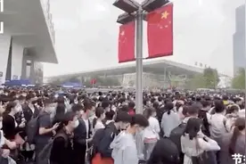 排队过了火，“拉链式人墙”火上热搜图片