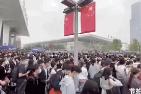 排队过了火，“拉链式人墙”火上热搜图片