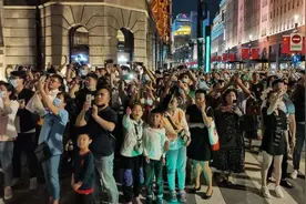 国庆中秋双节人从众，“上海外滩再现拉链式人墙”冲上热搜图片