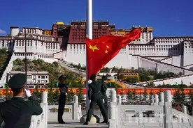 布达拉宫广场升国旗、唱国歌：祖国，生日快乐图片