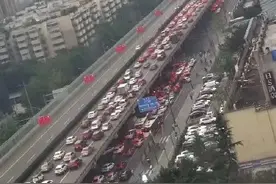 人人人堵堵堵！成都东站汽车客运站客流超春运，周边高速超负荷图片