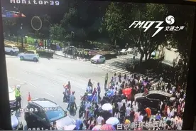 杭州景区人从众！地铁刷新客流纪录：行李箱上去了人没上图片