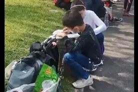 11岁男孩游西湖时蹲地上写作文，称怕忘记这个感觉，网友：灵感都是瞬间图片