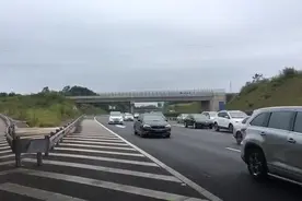 小心驾驶！不到一天，南宁至北海高速至少发生40余起事故图片