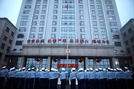 森林消防局举行国庆升旗仪式图片