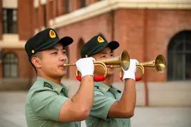 升国旗！奏唱国歌图片