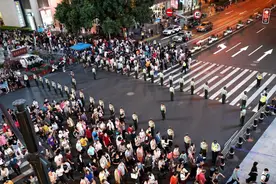 上海又现“拉链式人墙”，快去南京路和武警小哥哥“打卡”吧图片