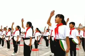 新乡南太行国旗文化广场举办首场活动，万人高歌共庆祖国华诞图片