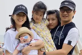章子怡首晒儿子正面照，一家五口温馨出镜图片