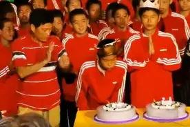 61位足球小将崇明集体欢度双节，徐根宝寄语：2031年你们要为中国争光图片