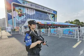 杭州动漫节值勤女特警，又美又飒！想找她学防身术，评论区留言图片