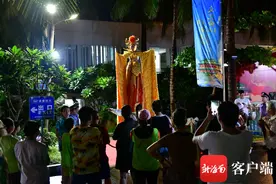 网红“不倒翁”小姐姐亮相海口 好奇岛民如何摘椰子图片