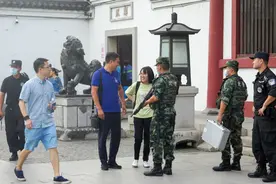 武警巡逻哨兵“偶遇”家人：“妹妹，我在巡逻不能拿零食”图片