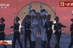 市民为天安门前雨中哨兵撑伞，哨兵们“后退一步走”感动网友图片