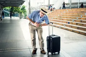 出远门为什么容易闹肚子？随身带上2种药，让肠道乖乖“听话”图片