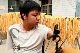 咬筷子打字，直播母亲炒花生养全家，拒绝打赏……这个“无臂主播”火了图片