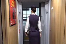 坐高铁看中国丨高铁列车长：运行时间缩短京沪更“近了”视频封面