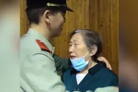 孙儿在上海南京路值勤，一年未见的奶奶偷偷来看他视频封面