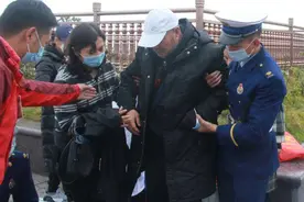 峨眉金顶景区一老人突然晕倒 森林消防紧急救援图片