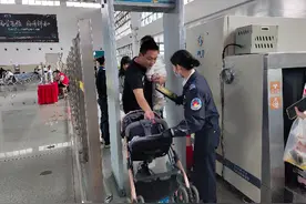 一个是铁警一个是安检，夫妻节日团聚在岗位图片