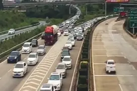 南宁东收费站出城车流排5公里，往北海方向这路段车辆缓行6公里，交警教你如何避堵图片