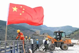 新台高速山亭段建设工地国旗飘扬图片