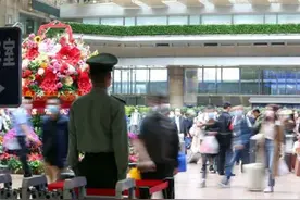 人山人海里，他们是别样的风景图片