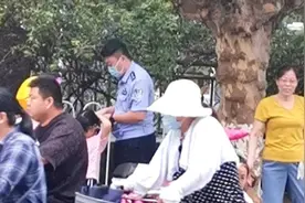 61秒丨临沂一民警帮小女孩扎辫子走红 儿子“质问”：为何不给妹妹扎图片