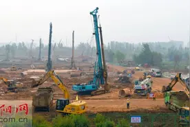 双节不停歇 洛阳火炬大桥工地施工忙图片