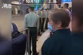 奶奶偷偷看望执勤孙子，一个动作让人泪目图片