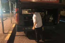 开通宵车20年 杭州209路公交司机汤师傅和夜归乘客成了好朋友图片