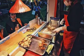 月色下，炸鸡餐车老板在最美夜市里开出“东京街食”！烟火气和潮流感碰撞出新的火花丨在上海·爱中国图片