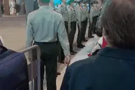 上海外滩这一幕让人感动：奶奶偷偷看执勤孙子……图片