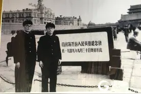 人民英雄纪念碑奠基石珍贵照片首现青岛，英雄后人向道博捐赠历史资料图片