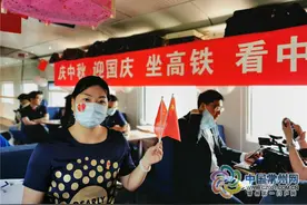 坐着高铁看中国：“全国最美抗疫家庭”与武汉“亲人”见面圆梦图片