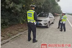 无语！高速路上，有人应急车道停车采蘑菇！桂林交警出手了图片