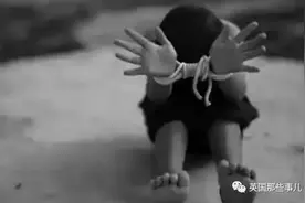 被"男友"卖进妓院的两个贫穷女孩：命运短暂交汇，又走上黑暗的岔路…图片