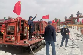 赏生态风光，市民长假“打卡”滨江湿地图片