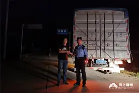 货车司机误信导航被卡乡村小路 石首民警暖心救助图片