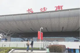 工作的城市变了，爱情的甜度不减，高铁鹊桥让“牛郎织女”朝夕相见图片